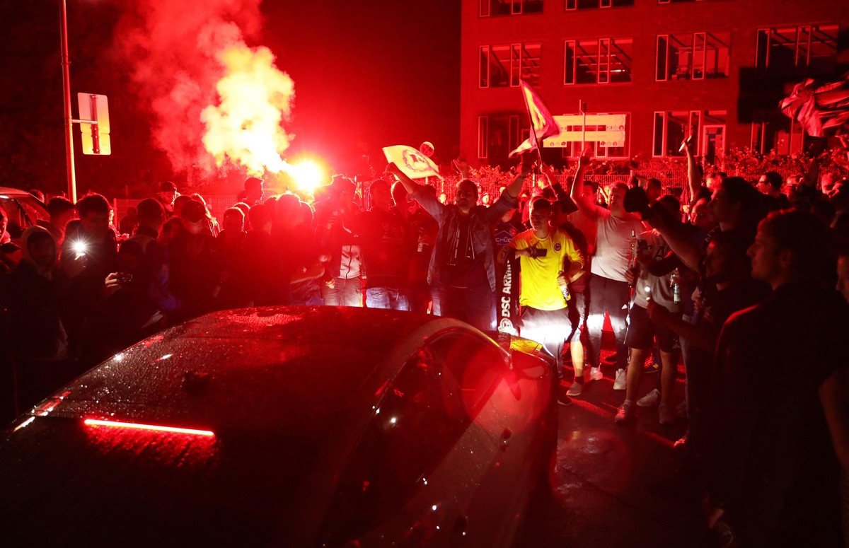 Fans feiern den Aufstieg ihrer Arminia.