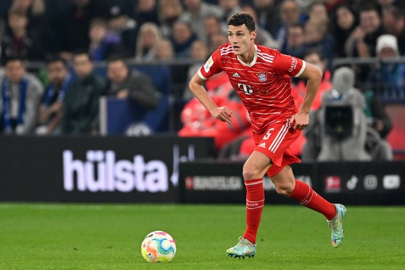 GELSENKIRCHEN - Benjamin Pavard of FC Bayern Munchen during the Bundesliga match between FC Schalke 04 and FC Bayern Mnchen at Veltins-Arena on November 12, 2022 in Gelsenkirchen, Germany. AP Dutch He ...