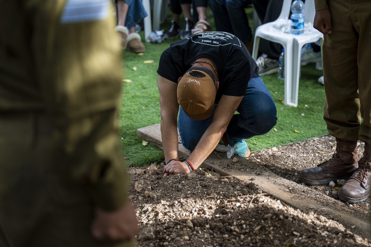 07.04.2024, Israel, Ramat David: Der Vater Avraham Harush trauert am Grab seines Sohnes Reef Harush, israelischer Soldat. Der 20-jährige Reef Harush ist während einer Bodenoffensive der israelischen A ...