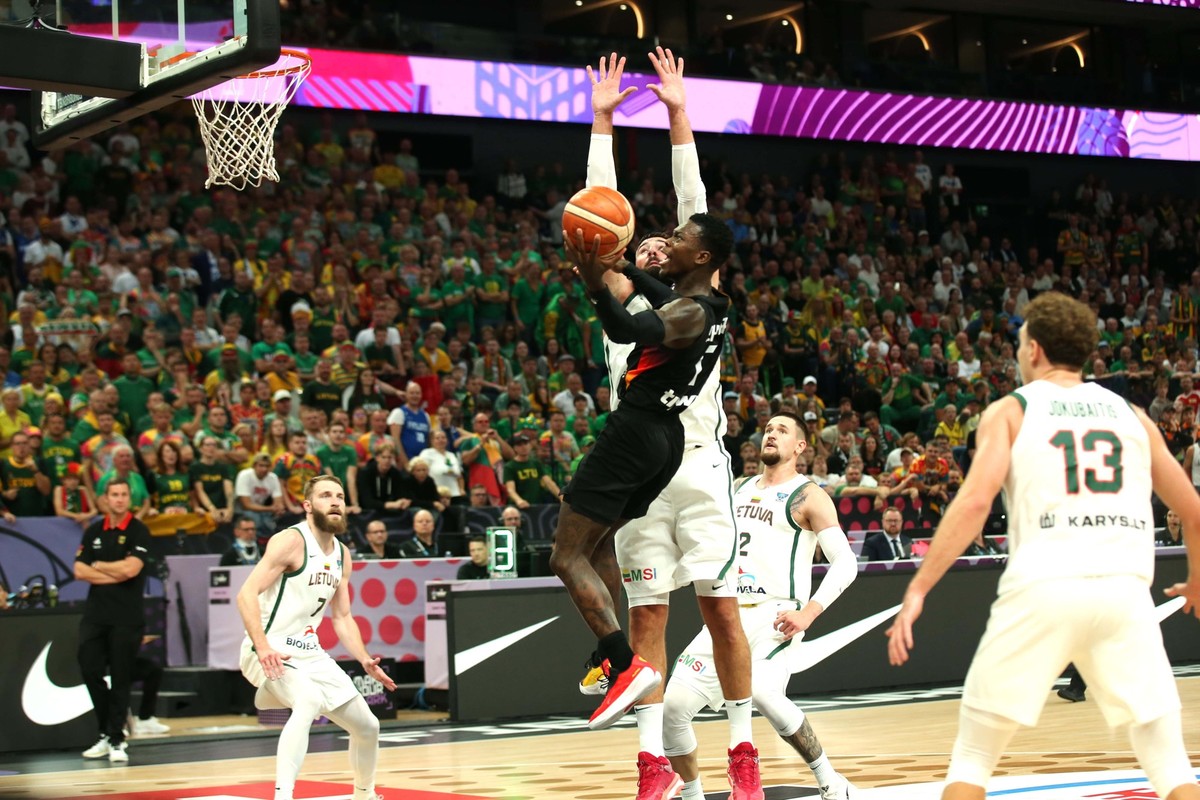 30.08.2025, Finnland, Tampere: Basketball: EM, Litauen - Deutschland, Vorrunde, Gruppe B, 3. Spieltag, Dennis Schröder (Deutschland, 17) beim Korbleger gegen Jonas Valanciunas (Litauen, 17) Foto: Matt ...
