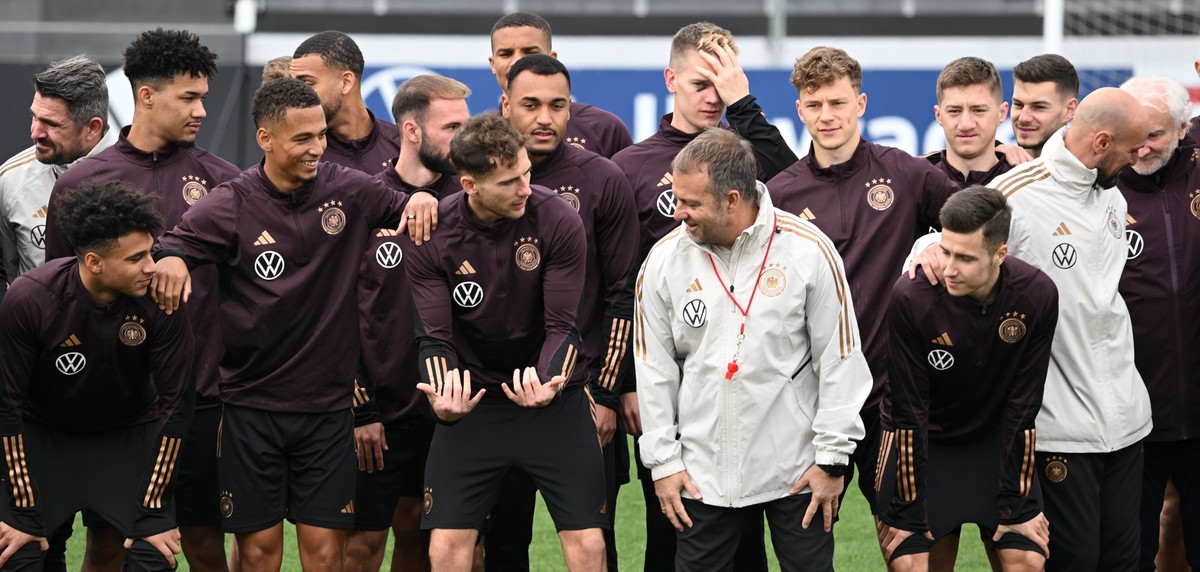 22.03.2023, Hessen, Frankfurt/Main: Fu�ball: Nationalmannschaft, Deutschland vor dem L�nderspiel gegen Peru. Die A-Nationalmannschaft mit Bundestrainer Hansi Flick (vordere Reihe (4.v.r.) und die U21- ...