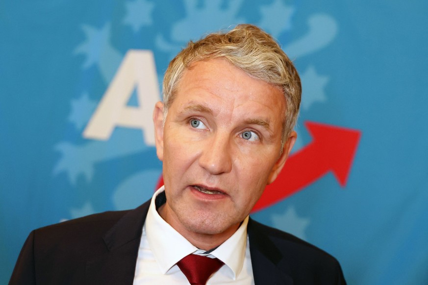 dpatopbilder - 27.04.2024, Thüringen, Pfiffelbach: Björn Höcke, Vorsitzender der AfD in Thüringen, steht beim Landesparteitag der AfD Thüringen im Tagungssaal und spricht mit Journalisten. Der Landesp ...