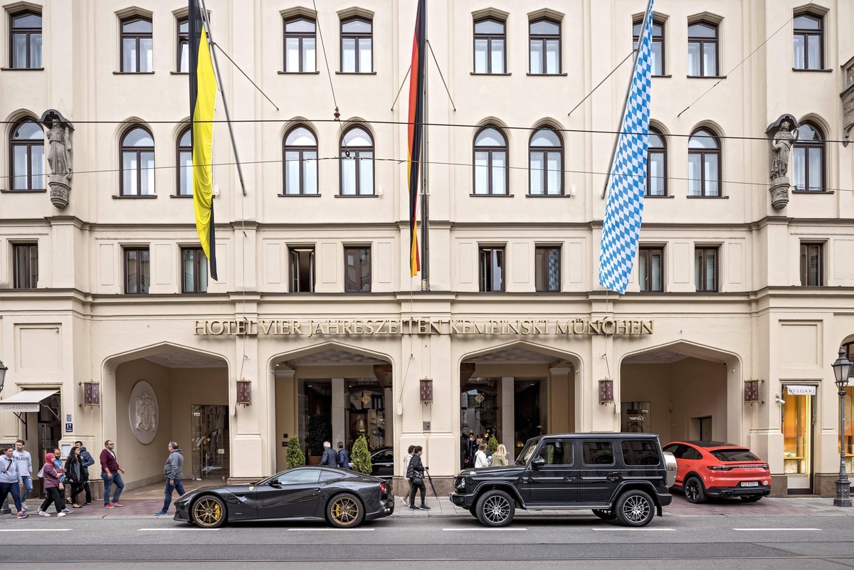 Hotel Vier Jahreszeiten Kempinski, davor Sportwagen Ferrari F12 Berlinetta, SUV Mercedes-Benz AMG G 63, Porsche Cayenne, Maximilianstraße, München, Oberbayern, Bayern, Deutschland, Europa *** Hotel Vi ...
