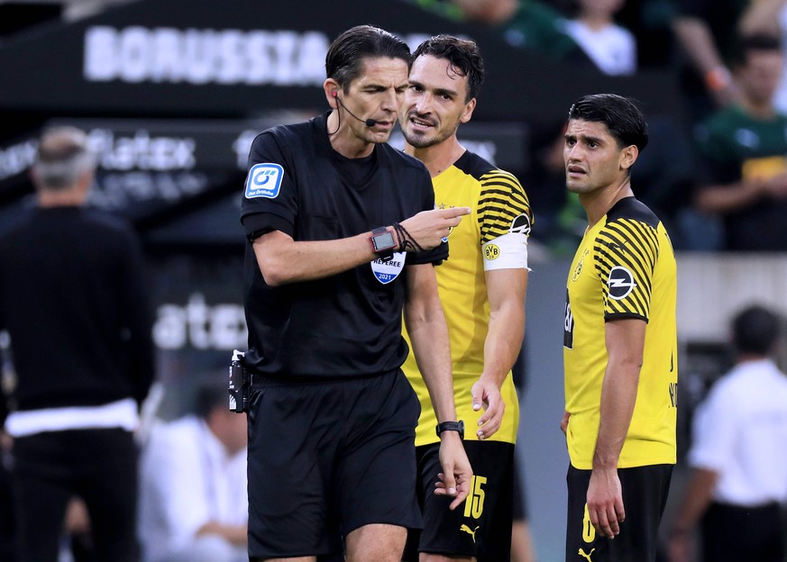 DAHOUD Mahmoud Team BVB rechts rote Karte durch Schiedsrichter AYTEKIN Deniz mit HUMMELS MATS 1. Bundesliga Saison 2021- 2022 Borussia Moenchengladbach - BVB 1 : 0 am 25. 09. 2021 in Moenchengladbach  ...