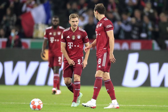 KIMMICH Joshua Team FC Bayern Muenchen beim Anstoss nach dem 0 : 2 mit GORETZKA Leon DFB Pokal Spiel Saison 2021 - 2022 Spiel Borussia Moenchengladbach - FC Bayern Muenchen 5 : 0 am 27.10.2021 in Moen ...