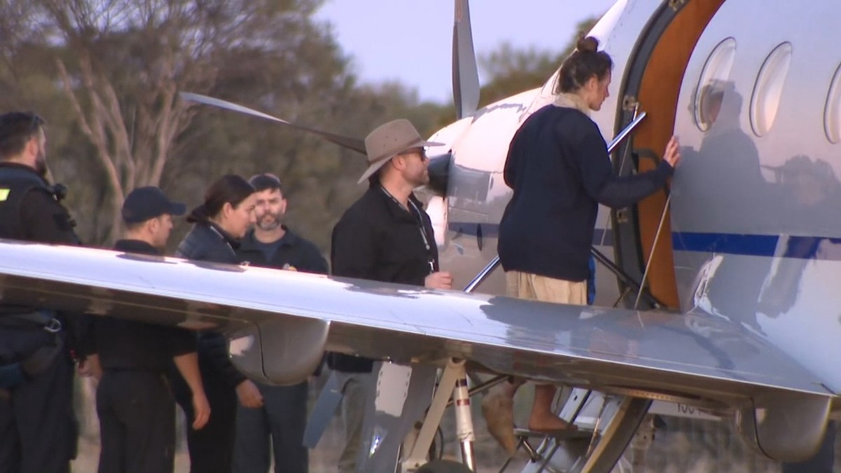 HANDOUT - 11.07.2025, Australien, -: Ein Screenshot aus einem ABC-Fernsehvideo zeigt Carolina Wilga (r) beim Einsteigen in ein Flugzeug am Freitag, 11. Juli 2025. Eine deutsche Rucksacktouristin, die ...