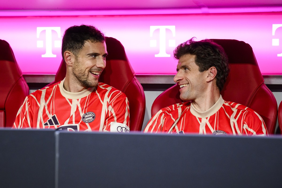 02.11.2024, Bayern, München: Fußball: Bundesliga, Bayern München - 1. FC Union Berlin, 9. Spieltag, Allianz Arena. Münchens Leon Goretzka (l) und Münchens Thomas Müller (r) sitzen vor dem Spiel auf de ...