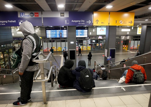 19.02.2022, Nordrhein-Westfalen, Essen: Gestrandete Fahrg�ste warten in der Eingangshalle des Essener Haupbahnhofes auf ein Weiterkommen. Wegen Sturmtief Zeynep hatte die Bahn den Schienenverkehr am N ...