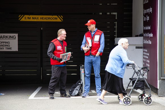 HANDOUT - 20.06.2022, Gro�britannien, London: Dieses undatierte von Big Issue herausgegebene Foto zeigt Prinz William (M), Herzog von Cambridge, der die Stra�enzeitung �Big Issue� zusammen mit Big Iss ...