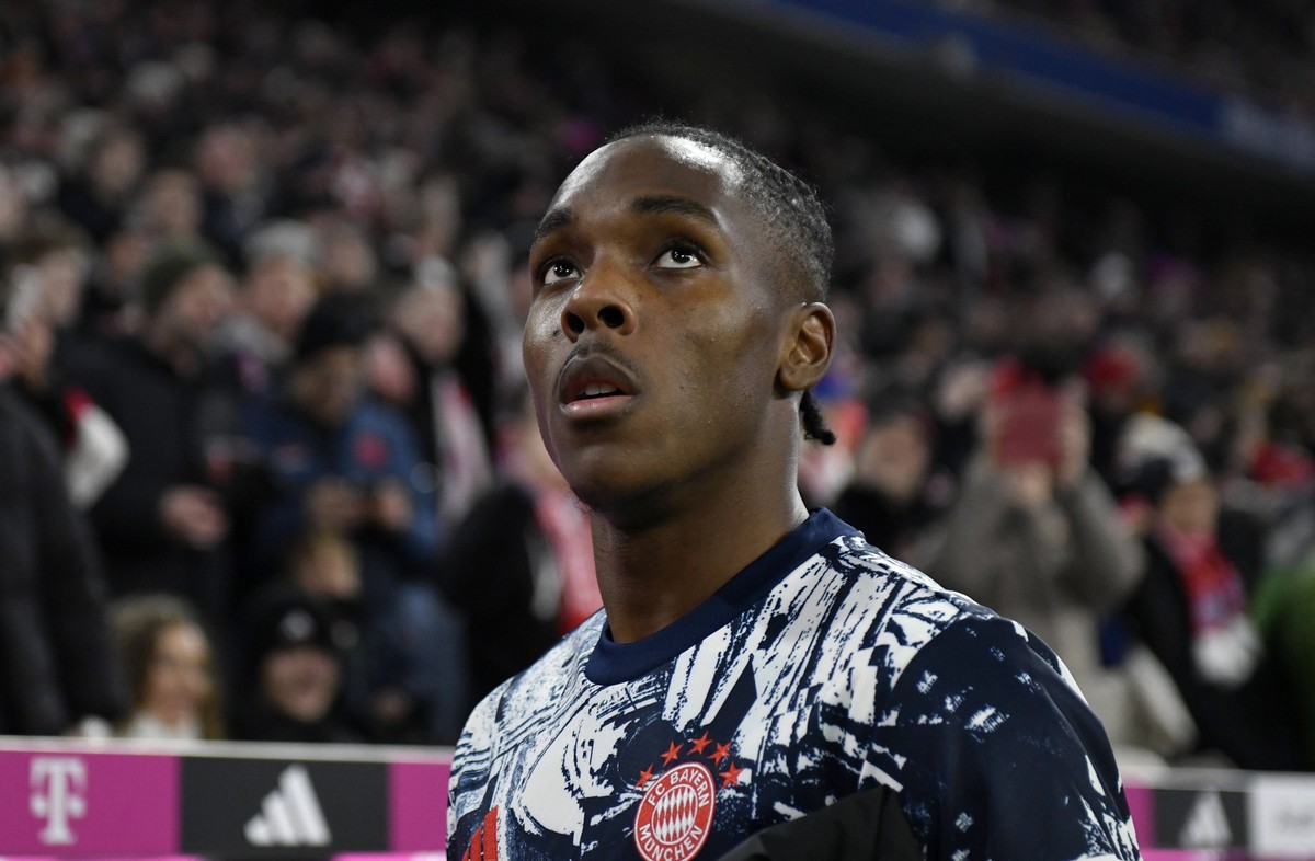 vor Spielbeginn: Mathys Tel FC Bayern Muenchen FCB 39 FC Bayern Muenchen vs VfB Stuttgart 17.12.2023 DFL REGULATIONS PROHIBIT ANY USE OF PHOTOGRAPHS AS IMAGE SEQUENCES AND/OR QUASI-VIDEO FC Bayern Mue ...