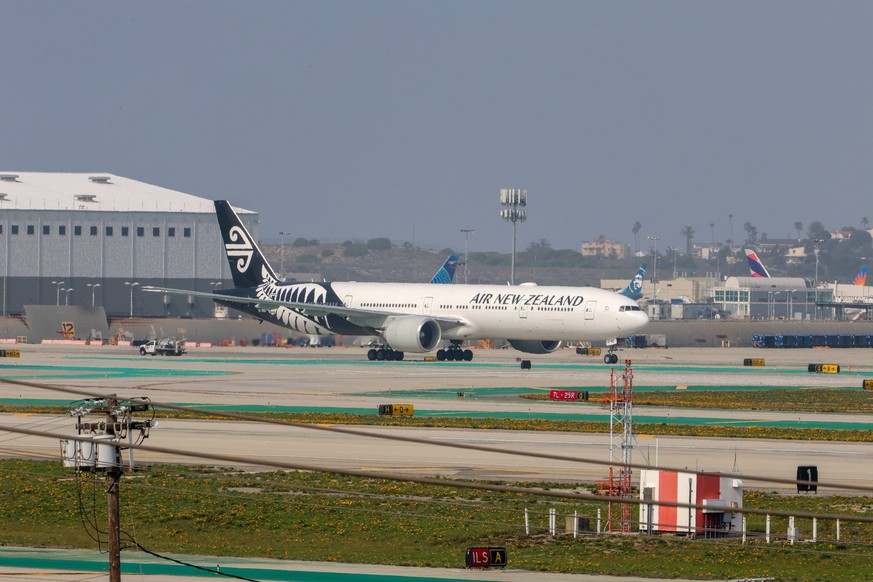 ZK-OKO Air New Zealand Boeing 777-319ER am Los Angeles International Airport LAX / KLAX Los Angeles, Kalifornien, USA, Vereinigte Staaten von Amerika, 16.02.2024 *** ZK OKO Air New Zealand Boeing 777  ...