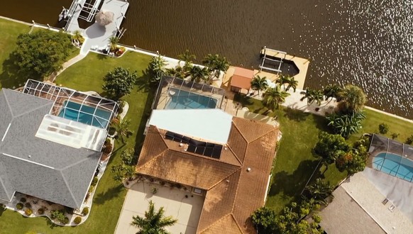 Cape Coral: In der Mitte befindet sich das neue Haus von Laura und Michael, samt Pool und direktem Seezugang.