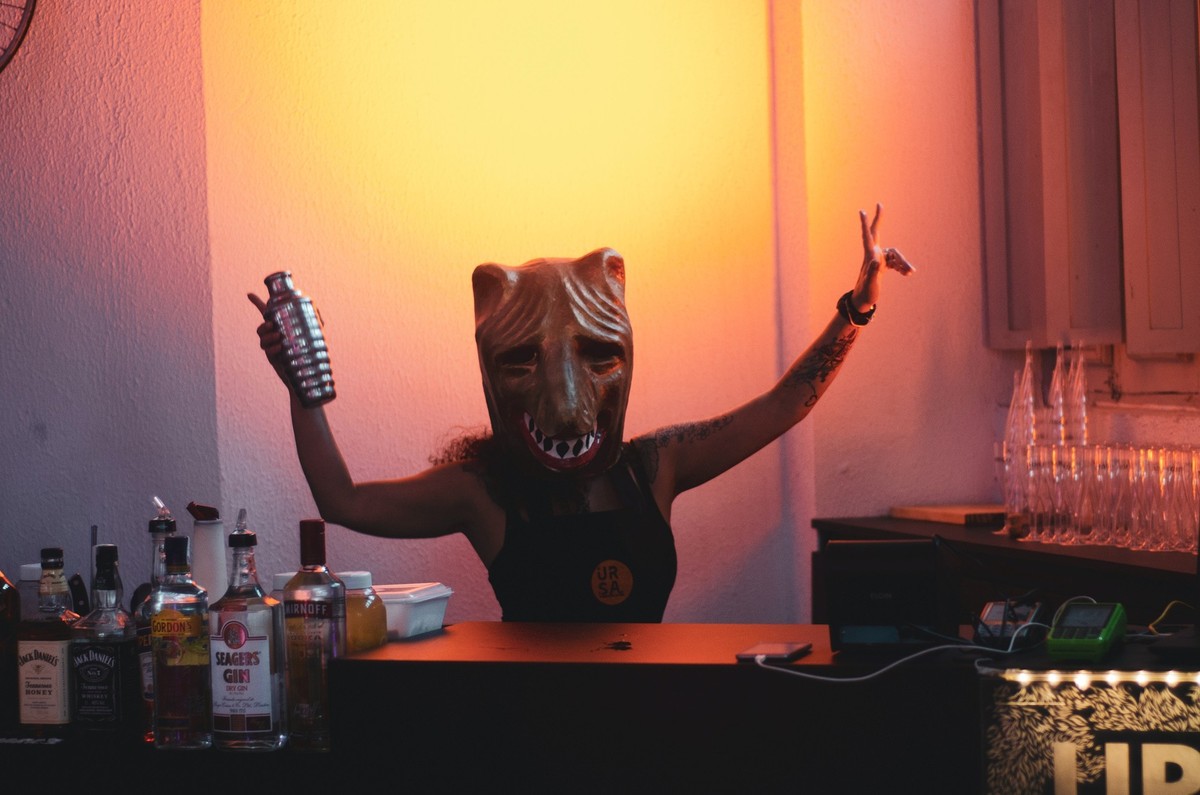 Barkeeper:innen sind meist lustige Bekanntschaften.