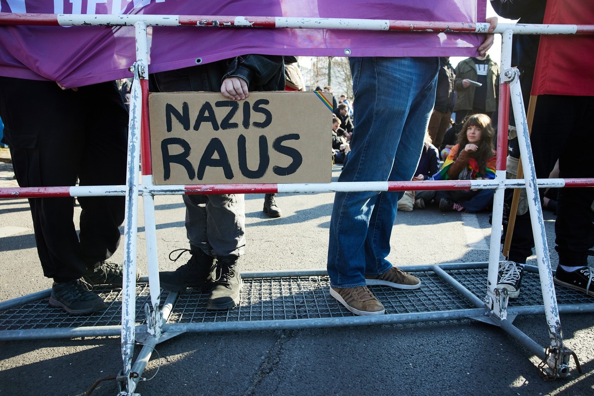ARCHIV - 22.03.2025, Berlin: Ein Schild mit der Aufschrift «Nazis Raus» ist bei einer Gegendemonstration zu einer rechtsextremistischen Demonstration am Markgrafendamm zu sehen. (zu dpa: «Antisemitism ...