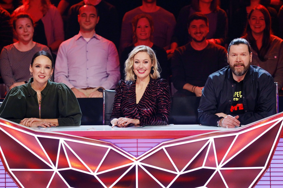 Carolin Kebekus, Ruth Moschner und Rea Garvey in der 1. Live Show der 2. Staffel The Masked Singer 2020 in den MMC Studios Köln-Ossendorf. Köln, 10.03.2020 *** Carolin Kebekus, Ruth Moschner and Rea G ...