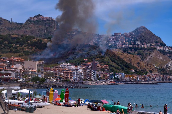 Waldbrand bei Taormina auf Sizilien. Brände sind auf Sizilien im Hochsommer keine Seltenheit – aber nicht schon im Juni.