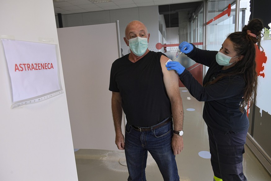 03.04.2021, Spanien, Pamplona: Der 65-j�hrige Anotinio Goni, wird mit dem Impfstoff von Astrazeneca gegen das Coronavirus geimpft. Die Regionalregierung von Navarra rief dazu auf, rund 3.000 Einwohner ...