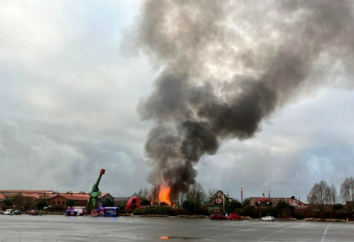 24.12.2024, Mecklenburg-Vorpommern, Rövershagen: Rauch und Flammen von einem Brand sind an der Traktorbahn in «Karls Erlebnis-Dorf» zu sehen. Wie ein Sprecher der Polizei mitteilte, führe das Feuer an ...