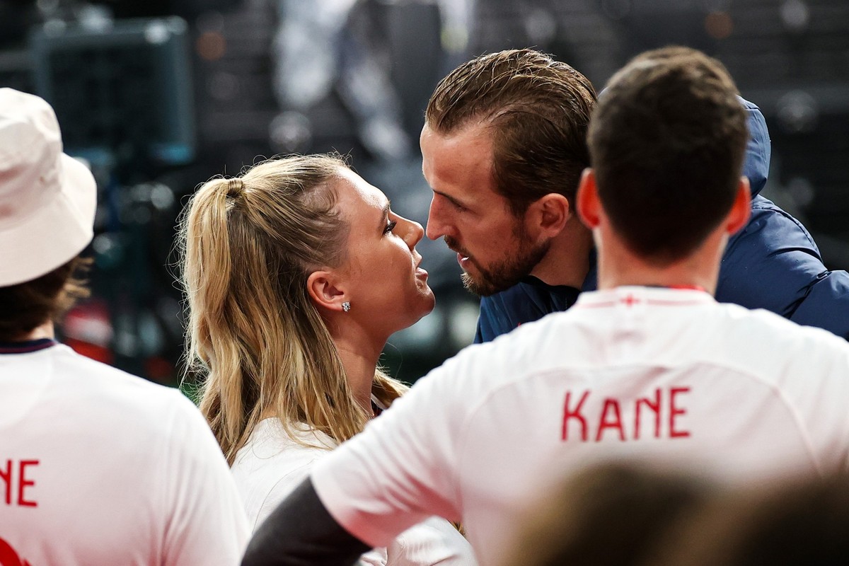 ARCHIV - 12.07.2021, Gro�britannien, London: Fu�ball: EM, Italien - England, Finalrunde, Finale im Wembley-Stadion. Englands Harry Kane k�sst nach dem Spiel seine Frau Katie Goodland. (zu dpa: �Lederh ...