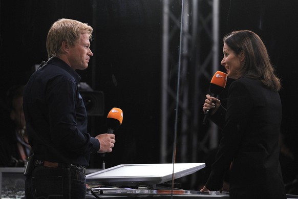 Bildnummer: 04841517 Datum: 09.09.2009 Copyright: imago/Team 2
ZDF Moderatorin Kathrin M�ller-Hohenstein und Fu�ballexperte Oliver Kahn (beide Deutschland); 2009 2010 Herren Fu�ball L�nderspiel WM Qu ...