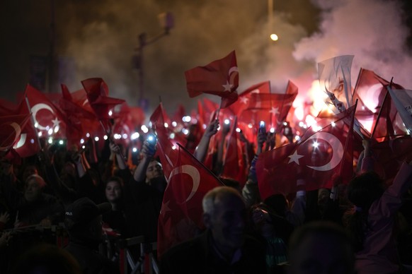 31.03.2024, Türkei, Istanbul: Anhänger der Republikanischen Volkspartei (CHP) jubeln vor dem Rathaus. Bei den Kommunalwahlen in der Türkei zeichnet sich landesweit ein starker Stimmverlust der islamis ...