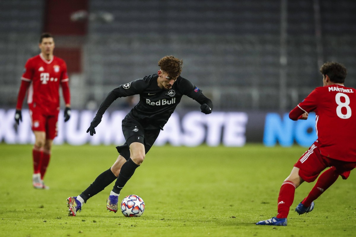 Javi Martínez (r.) kam für Chris Richards ins Spiel. Hier versucht er, Salzburgs deutschem U21-Nationalspieler Mergim Berisha den Weg zu versperren.