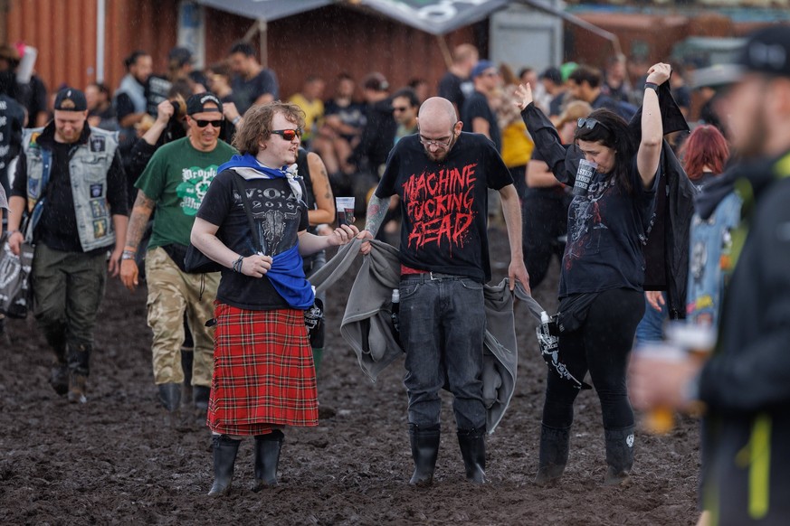 Wacken 2023 totaler Anreisestop wegen der Wetterlage, Welle der Hilfsbereitschaft Obwohl es am Dienstag wegen der Starkregen tats