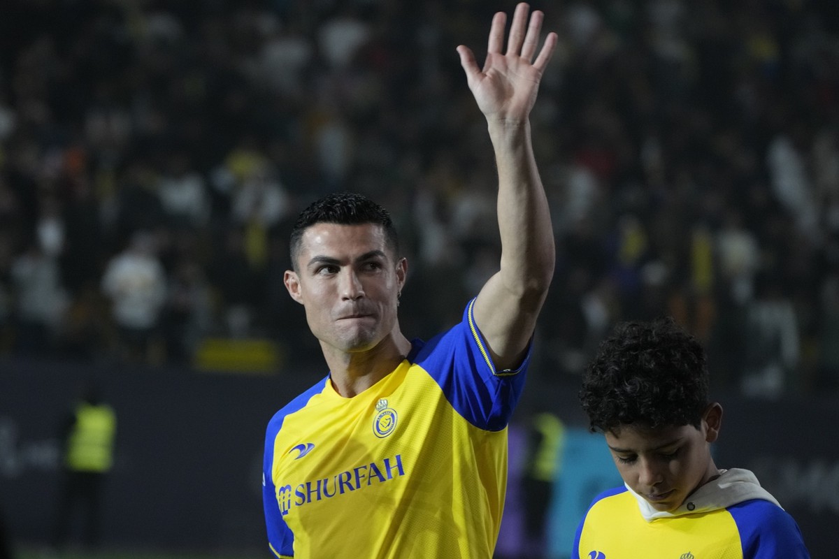 03.01.2023, Saudi-Arabien, Riad: Cristiano Ronaldo, portugiesischer Fußballstar, winkt den Zuschauern während seiner offiziellen Vorstellung beim Fußballclub Al Nassr. Ronaldo schloss einen lukrativen ...