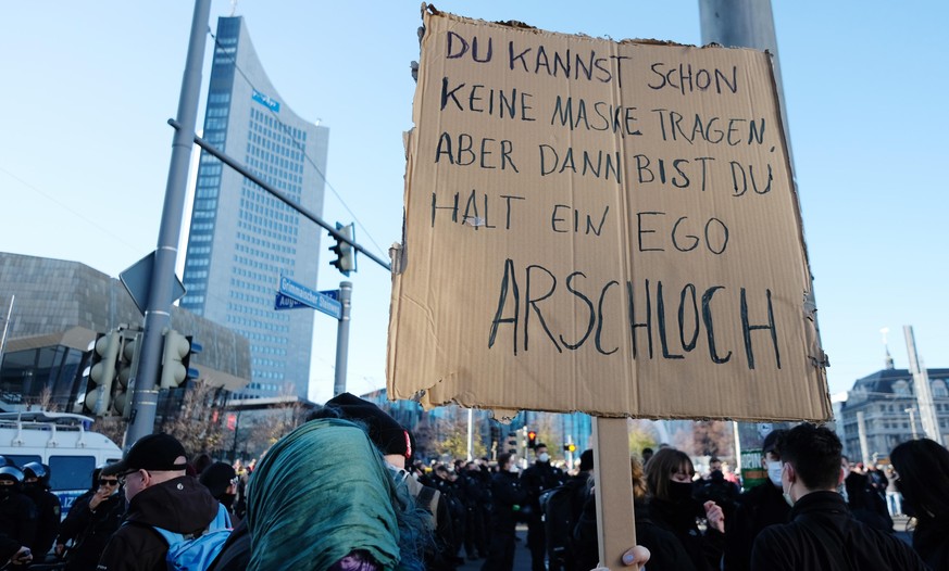 07.11.2020, Sachsen, Leipzig: Eine Teilnehmerin der Demonstration gegen die Kundgebung der Initiative &quot;Querdenken&quot; hält auf dem Augustusplatz ein Papp-Schild mit dem Satz: &quot;Du kannst sc ...