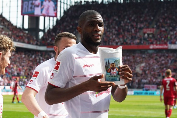 Anthony Modeste wirbt während eines Bundesliga-Spiels für seine eigene Kaffee-Marke.