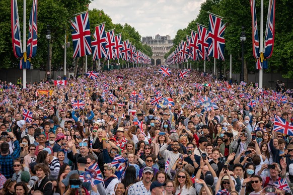 Platinum Jubilee. Crowds watch as Queen Elizabeth II makes an appearance on the balcony of Buckingham Palace, to view the Platinum Jubilee flypast, on day one of the Platinum Jubilee celebrations. Pic ...
