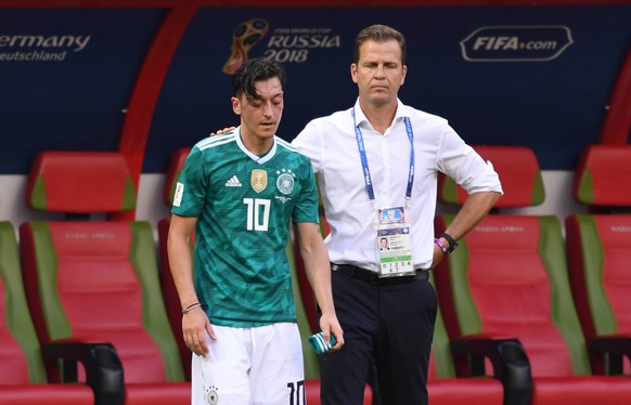 FUSSBALL WM 2018 Vorrunde Gruppe F ------- Suedkorea - Deutschland 27.06.2018 Mesut Oezil (li) und Teammanager Oliver Bierhoff (re, beide Deutschland) sind nach dem Abpfiff enttaeuscht *** FIFA World  ...