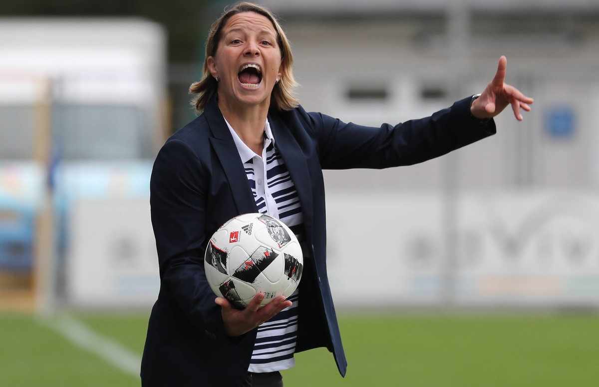 Inka Grings (Trainerin, Cheftrainerin, MSV), gibt Anweisungen, gestikuliert, mit den Armen gestikulieren, gives instructions, gesticulate, am Spielfeldrand, an der Seitenauslinie, Einzelbild, Aktion, ...