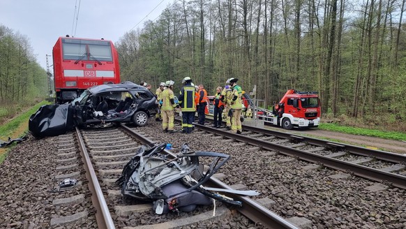 23.04.2023, Niedersachsen, Neustadt am R�benberge: Ein Autowrack liegt auf den Gleisen. Beim Zusammensto� eines Zuges mit einem�Auto an einem Bahn�bergang nahe Hannover sind drei Menschen ums Leben ge ...
