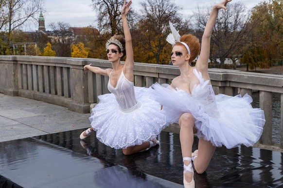 Heidis Models mussten im knappen Ballerina-Outfit im kalten Berlin shooten (hier Sara, links, und Alysha).
