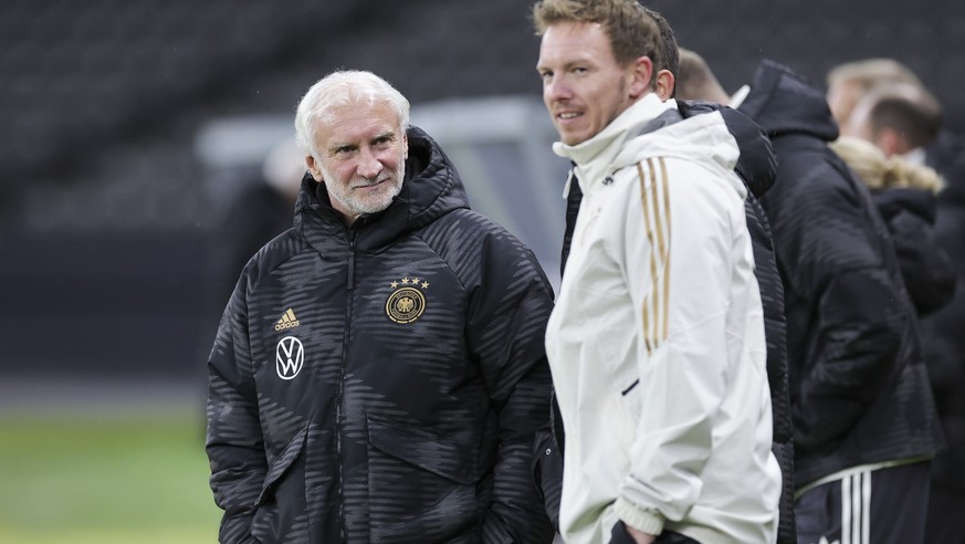 ARCHIV - 17.11.2023, Berlin: Fußball: Nationalmannschaft, Abschlusstraining vor dem Länderspiel gegen Türkei im Olympiastadion. Rudi Völler (l), Direktor der deutschen A-Nationalmannschaft der Männer, ...