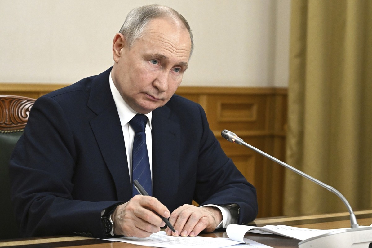 Russian President Vladimir Putin attends a meeting on social and economic development of Russia&#039;s Kaliningrad Region at the building of the regional government in Kaliningrad, Russia, Thursday, J ...