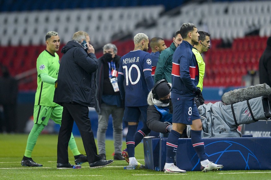 suspicions de Propos Raciste du 4e arbitre a l assistant de Okan Buruk - Entraineur - incident - rentree des joueurs - Neymar Jr PSG / Leandro Paredes PSG / Keylor Navas PSG FOOTBALL : PSG vs Istanbul ...