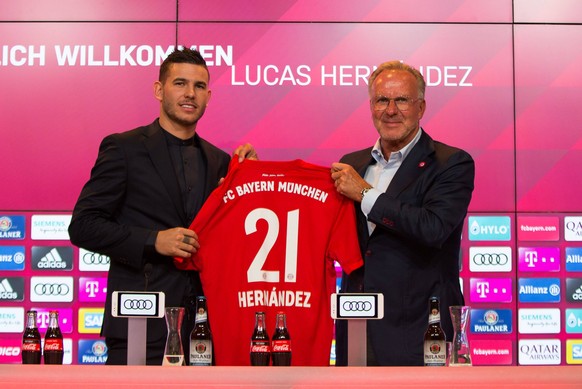 l-r: Lucas Hernandez 21 (FC Bayern Muenchen) bekommt das Trikot von Vorstandsvorsitzender Karl-Heinz Rummenigge (FC Bayern Muenchen) ueberreicht, Vorstellung von Lucas Hernandez, FC Bayern Muenchen, P ...