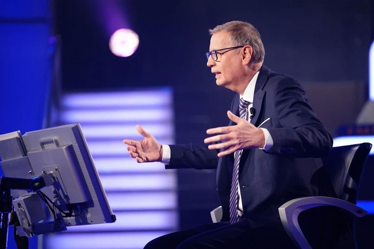 Günther Jauch hört gespannt zu.