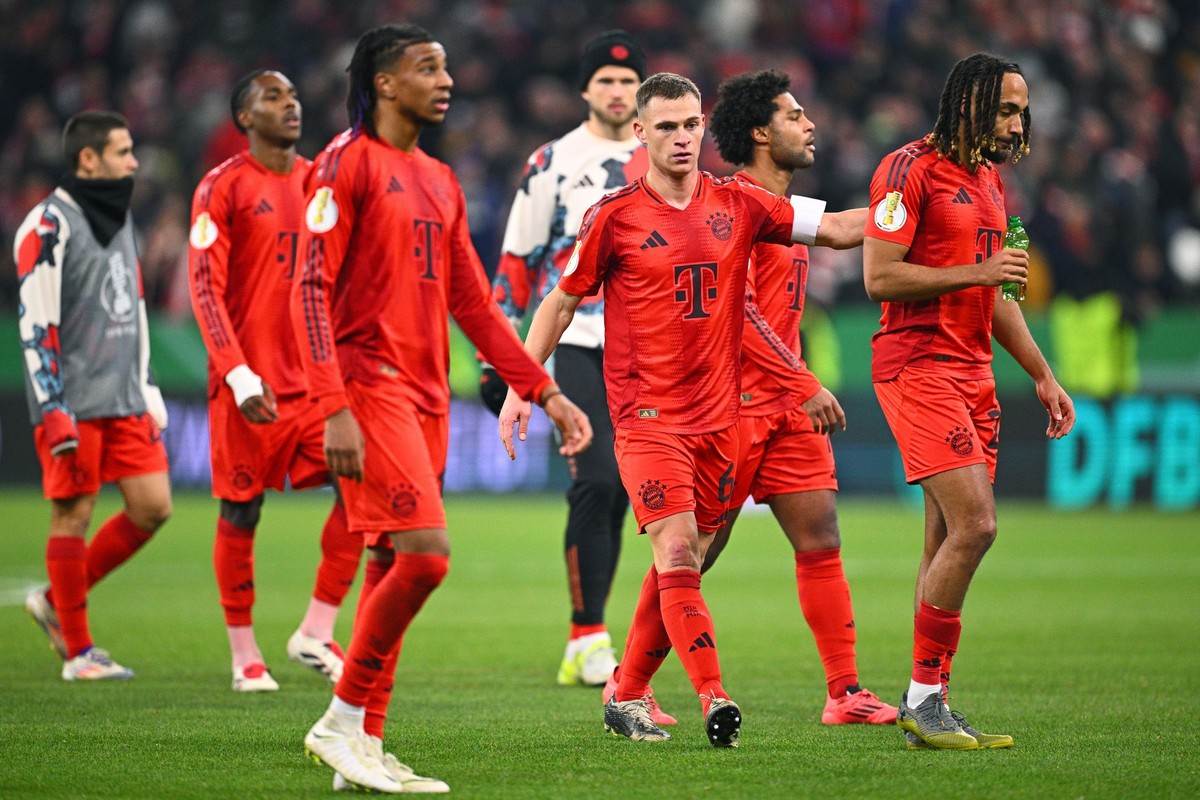 03.12.2024, Bayern, M�nchen: Fu�ball, DFB-Pokal, FC Bayern M�nchen - Bayer 04 Leverkusen, Achtelfinale, Allianz Arena, M�nchens Joshua Kimmich (2.vr) und M�nchens Sacha Boey (r) gehen mit den Teamkoll ...