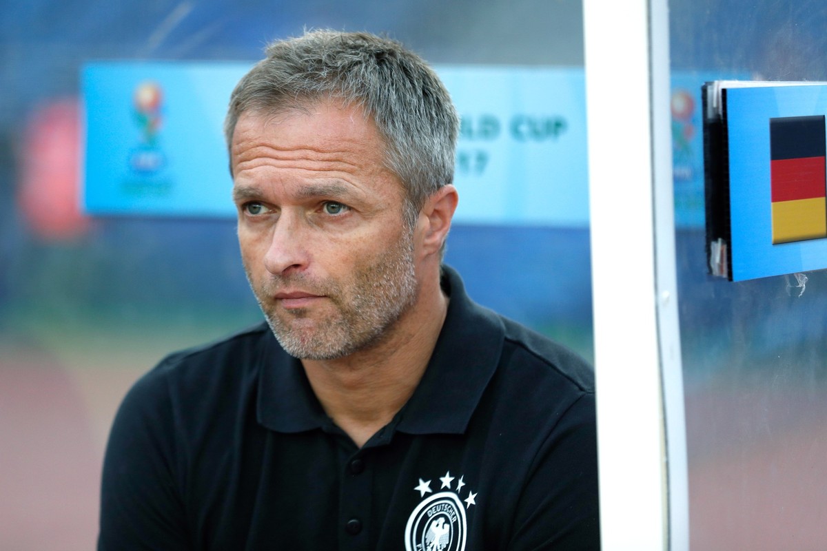 ARCHIV - 15.10.2017, Indien, Neu Delhi: Fußball, U-17-Junioren-WM, Kolumbien - Deutschland am 16.10.2017 in Neu Delhi (Indien). Deutschlands Trainer Christian Wück sitzt auf der Bank. Sein Team starte ...