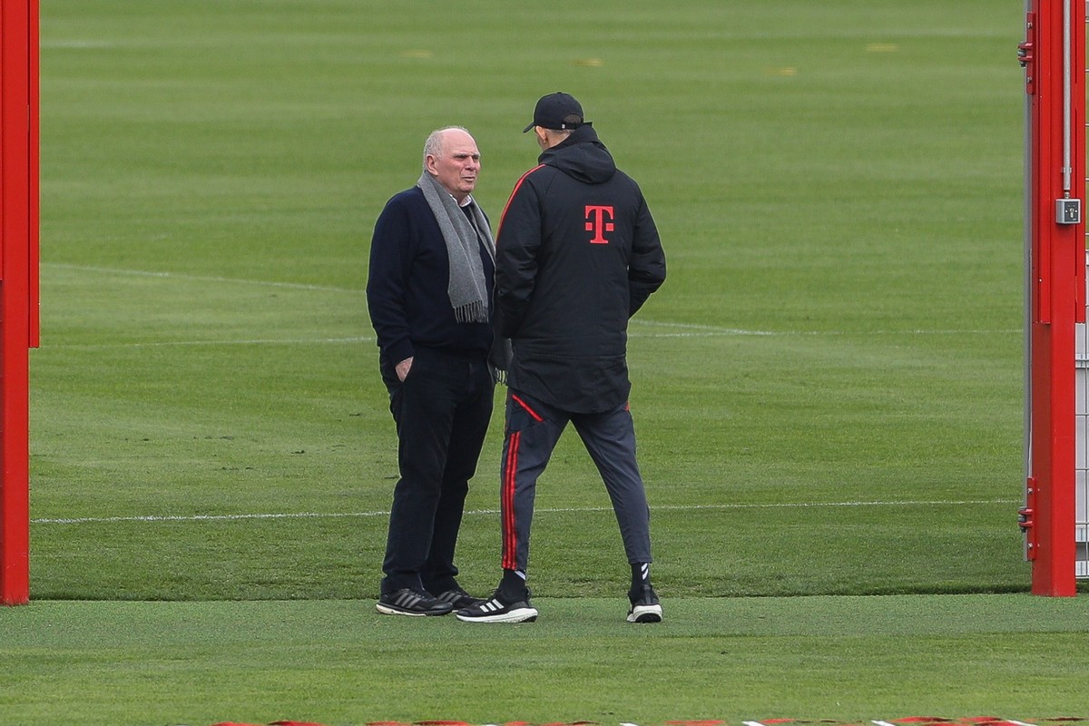 ARCHIV - 26.04.2023, Bayern, München: Fußball, Bundesliga, FC Bayern München, Training: Ehrenpräsident Uli Hoeneß (l) und Chef-Trainer Thomas Tuchel im Gespräch auf dem Trainingsplatz. Jetzt schaute e ...