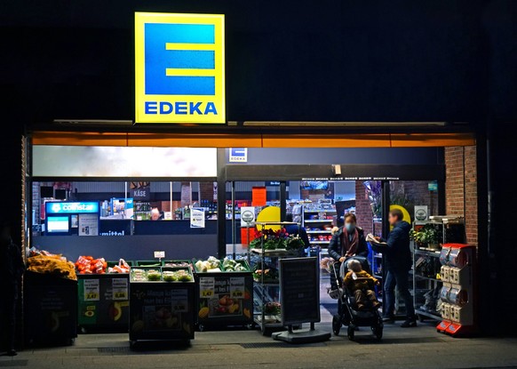 Durch das Abschalten der Beleuchtung wollen Supermärkte abends Energie sparen.