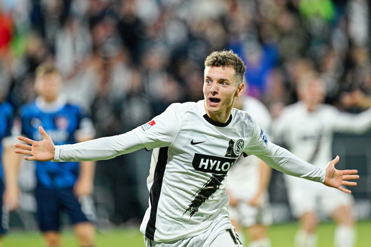 26.05.2025, Saarland, Spiesen-Elversberg: Fußball: Bundesliga - Relegation, SV Elversberg - 1. FC Heidenheim, Relegation, Rückspiele, Ursapharm-Arena an der Kaiserlinde. Fisnik Asllani von Elversberg ...