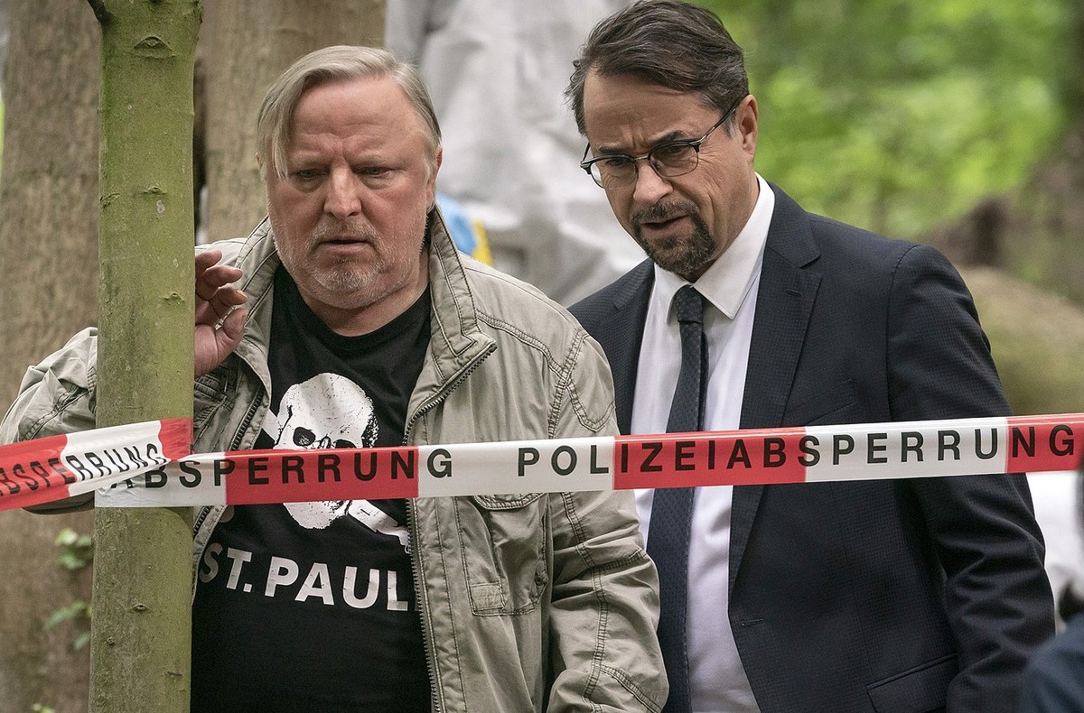 ARD/WDR TATORT: DES TEUFELS LANGER ATEM, Regie: Francis Meletzky, Buch: Thorsten Wettcke, am Sonntag (17.12.23) um 21:45 Uhr im ERSTEN.
Angefasst: Frank Thiel (Axel Prahl) trifft mit Prof. Karl-Friedr ...