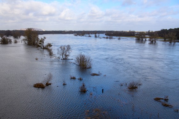 20.02.2024, Sachsen-Anhalt, Wolmirstedt: Polderfl�chen stehen an der Elbe unter Wasser. Der Winter ist dieses Jahr laut Statistiken nasser als sonst. So deutet sich in Sachsen-Anhalt der regenreichste ...
