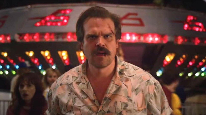 &quot;Stranger Things&quot;-Star David Harbour meldete sich mit einem lustigen Video vom Set der 4. Staffel.