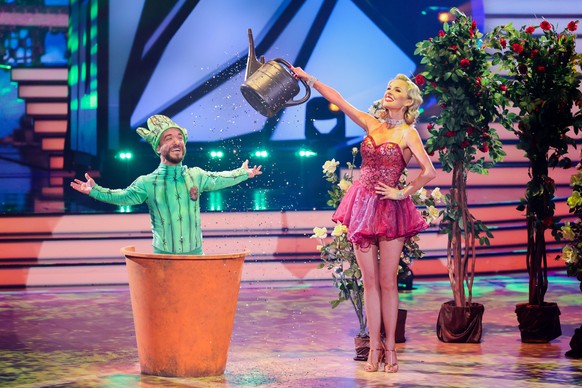 25.03.2022, Nordrhein-Westfalen, K�ln: Mathias Mester, Sportler, und Patricija Ionel, Profit�nzerin, tanzen in der RTL-Tanzshow &quot;Let&#039;s Dance&quot; im Coloneum. Foto: Rolf Vennenbernd/dpa +++ ...