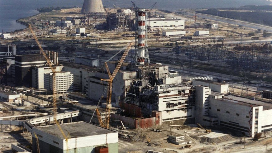 ARCHIV - 01.10.1986, Ukraine, Tschernobyl: Reparaturarbeiten am explodierten ukrainischen Atomkraftwerk Tschernobyl. Die Ukraine gedenkt am 26. April der Opfer der verheerenden Explosion im damals noc ...
